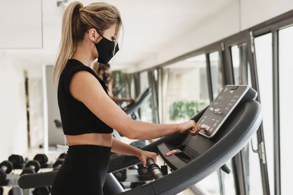 Gym New Normal Young Athletic Woman Wearing Prevention Face Mask — Stock Photo, Image