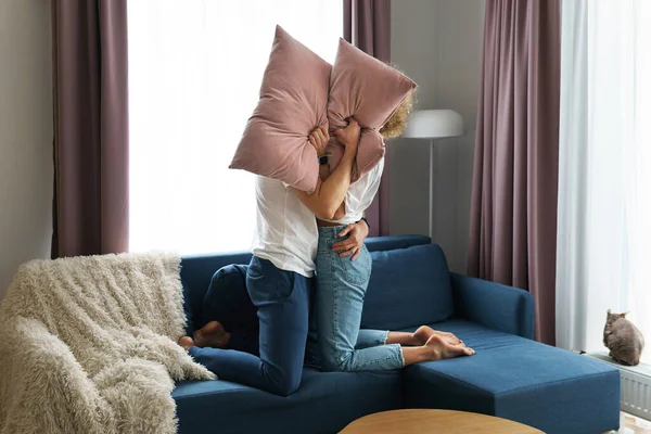Jeune Heureux Couple Pendant Bataille Oreillers Dans Leur Appartement Moderne — Photo