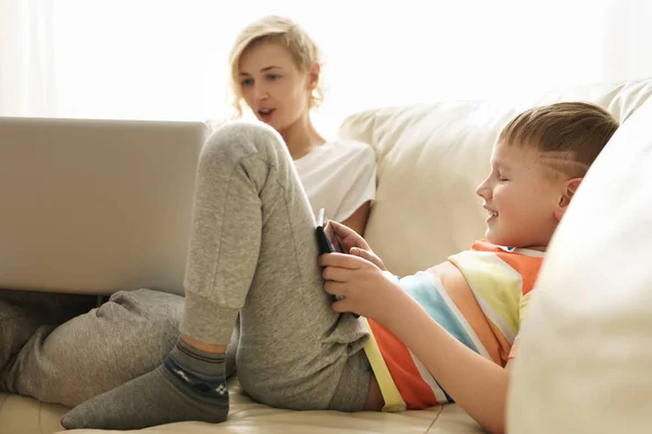 Mère Fils Maison Garçon Apprend Utiliser Une Tablette — Photo