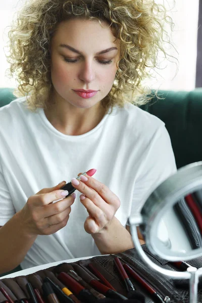 Makeup Doma Mladá Krásná Žena Rtěnkou Rukách — Stock fotografie