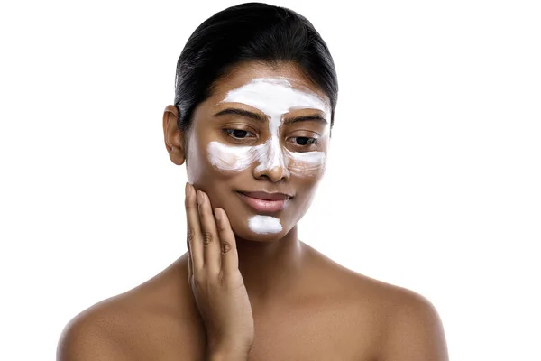 Young Indian Woman Cleansing Mask Applied Her Face White Background — Stock Photo, Image