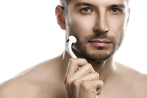 Junger Gutaussehender Mann Benutzt Derma Walze Für Bartwuchs Auf Weißem — Stockfoto