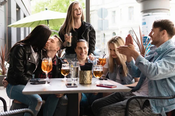 Ludzie Świętują Swoje Spotkanie Długim Czasie Grupa Przyjaciół Pije Piwo — Zdjęcie stockowe