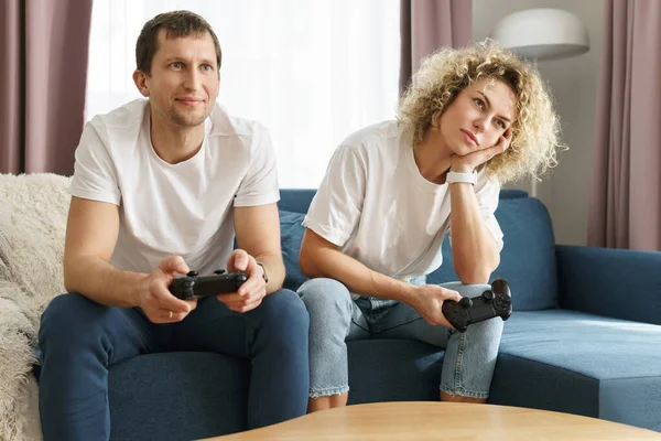 Jong Gelukkig Paar Met Een Gamepads Spelen Video Game Console — Stockfoto