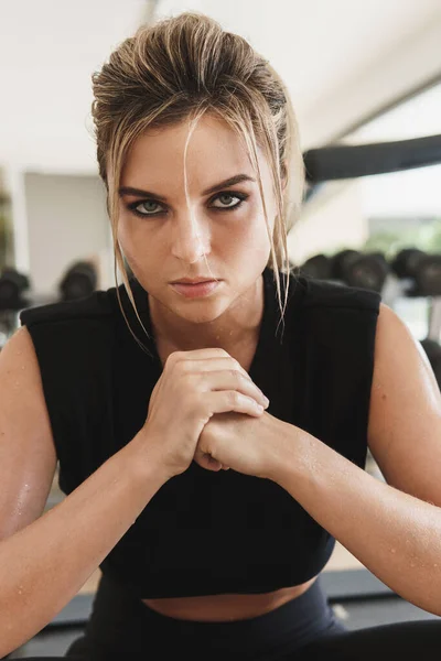 Portret Van Een Jonge Atletische Vrouw Tijdens Haar Fitnesstraining Sportschool — Stockfoto