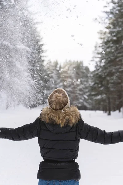 Jong Versleten Jasje Vrouw Gooien Sneeuw Lucht Tijdens Koude Winterdag — Stockfoto
