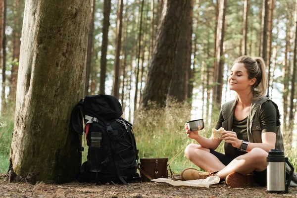 Jeune Randonneuse Lors Une Petite Halte Manger Sandwich Dans Forêt — Photo