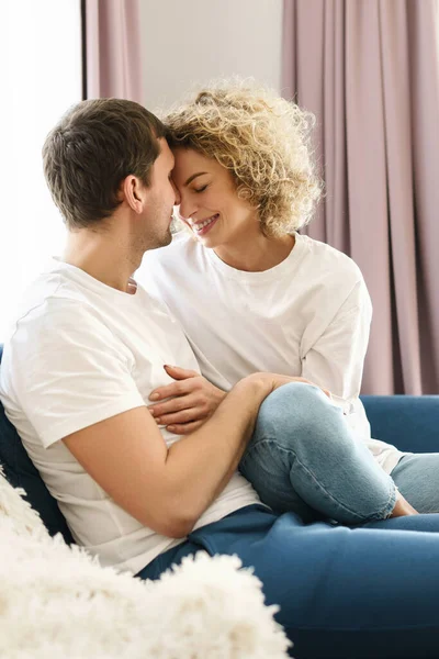 Junges Und Glückliches Paar Sitzt Auf Einem Sofa Und Entspannt — Stockfoto