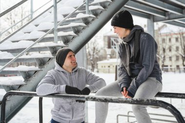 Soğuk kış gününde spor yaparken neşeli ve sportif bir çift.