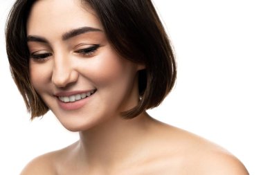 Beyaz arka planda güzel esmer bir kadının portresi