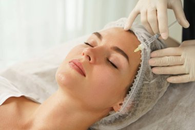 Estetik tıp kliniğinde biyolojik evrim sürecinde genç bir kadın.