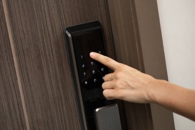Kadın eli ve dijital akıllı kod modern daireye kilitlendi