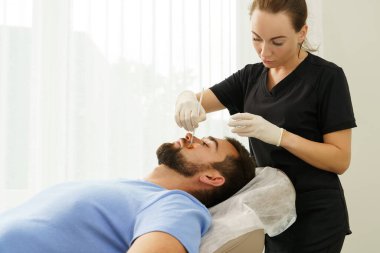 Güzellik kliniğinde soyulan genç yakışıklı adam.