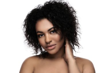 Beyaz arka planda pürüzsüz tenli güzel siyah kadın portresi