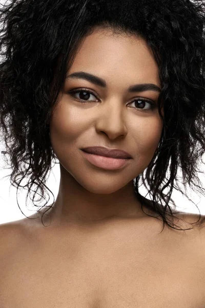 Portret Van Jonge Mooie Zwarte Vrouw Met Gladde Huid Witte — Stockfoto