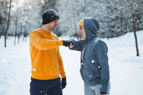 Dva Běžci Pozdravují Gestem Pěsti Během Zimního Cvičení Venku — Stock fotografie