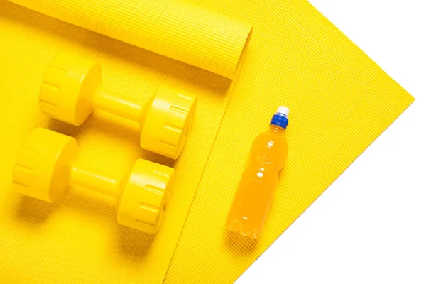 黄色のダンベル フィットネスマット オレンジの電解質ドリンクのトップビュー — ストック写真