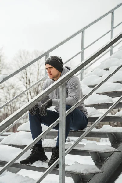 Dışarıdaki Kış Antrenmanından Önce Merdivenlerde Oturan Yakışıklı Sporcunun Portresi — Stok fotoğraf