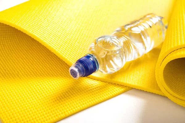 Primer Plano Botella Agua Estancada Colchoneta Fitness Amarilla — Foto de Stock