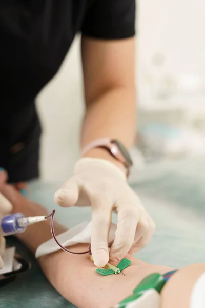 Sjuksköterska Samla Patientens Blodprov För Test Eller Donation Kliniken — Stockfoto