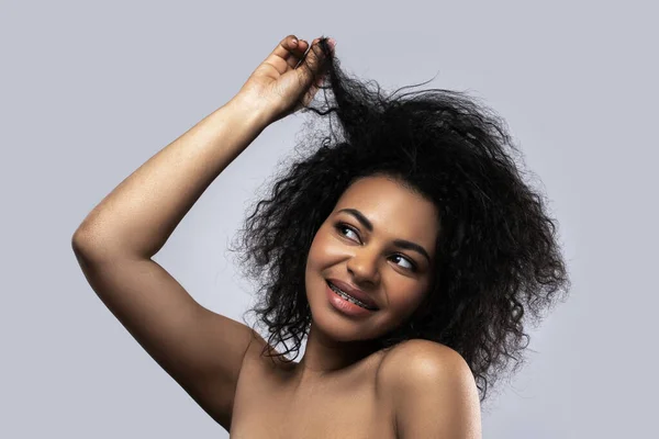 Retrato Una Hermosa Mujer Negra Sosteniendo Cabello Rizado Sobre Fondo —  Fotos de Stock