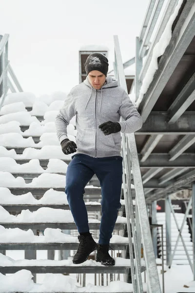 Jonge Atletische Man Loopt Trap Tijdens Zijn Wintertraining — Stockfoto