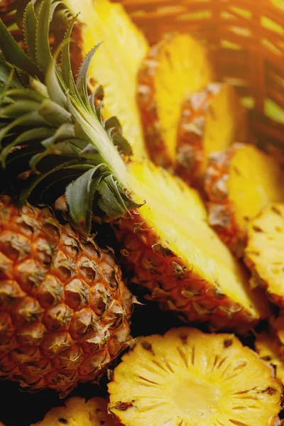 Zbliżenie Świeżych Dojrzałych Ananasów Koszyku Owoców — Zdjęcie stockowe