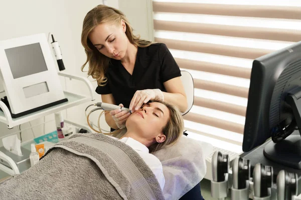 Cliente Mulher Durante Limpeza Facial Profunda Uma Clínica Cosmetologia — Fotografia de Stock