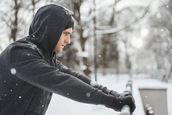 Portret Van Een Knappe Atletische Man Met Capuchon Tijdens Zijn — Stockfoto