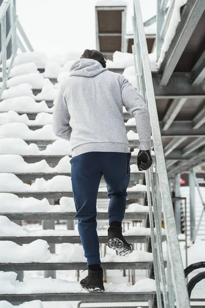 Jonge Atletische Man Loopt Trap Tijdens Zijn Wintertraining — Stockfoto