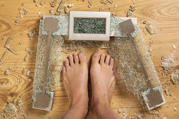 Close Van Vrouwelijke Voeten Gebarsten Glas Weegschaal Begrip Overgewicht — Stockfoto