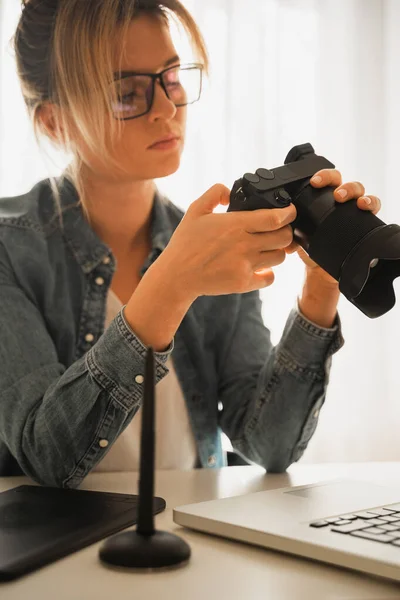 Jonge Gelukkige Vrouw Fotograaf Met Een Spiegelloze Camera Werkplek — Stockfoto
