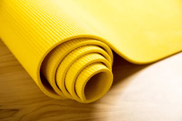 床に黄色のフィットネスマットのクローズアップ — ストック写真