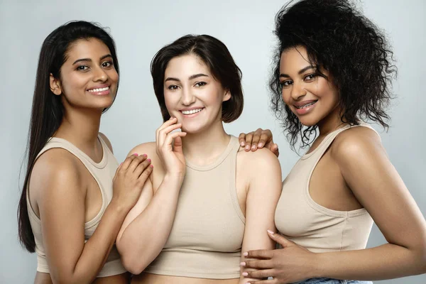 Πολυεθνική Ομορφιά Και Περιποίηση Δέρματος Ομάδα Όμορφων Γυναικών Διαφορετική Εθνικότητα — Φωτογραφία Αρχείου