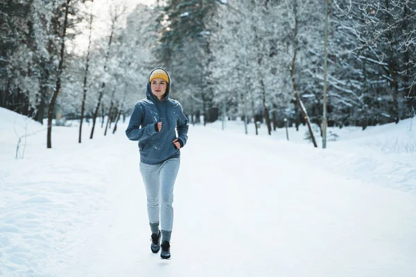 Hardlopen Vrouw Tijdens Haar Joggen Workout Tijdens Winter Besneeuwde Dag — Stockfoto