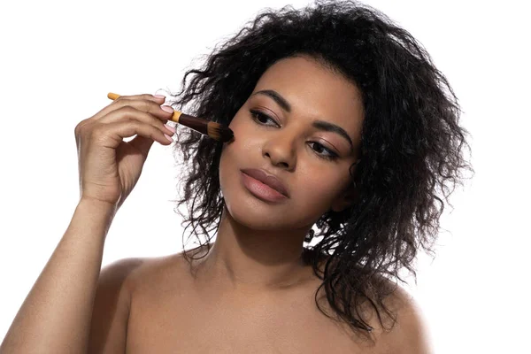 Hermosa Mujer Negra Con Una Piel Lisa Usando Cepillo Maquillaje —  Fotos de Stock