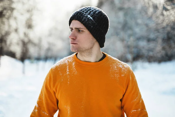 Genç Yakışıklı Koşucu Kış Parkındaki Antrenmanı Sırasında — Stok fotoğraf