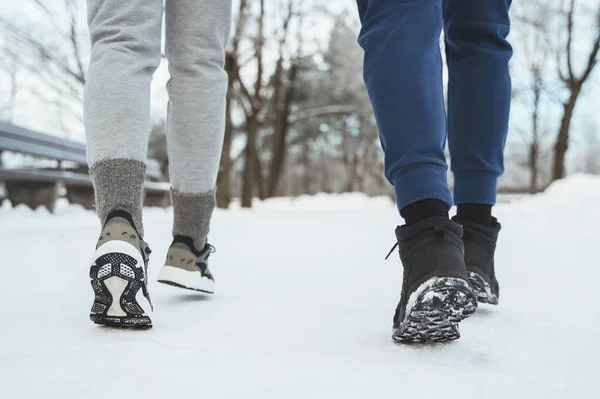 Κοντινό Πλάνο Δύο Δρομέων Ποδιών Κατά Διάρκεια Του Χειμώνα Τζόκινγκ — Φωτογραφία Αρχείου