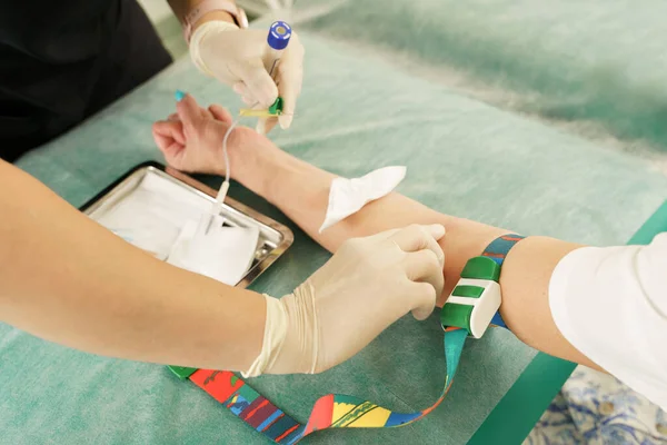 Sjuksköterska Samla Patientens Blodprov För Test Eller Donation Kliniken — Stockfoto