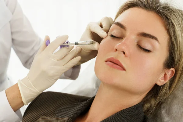 Cliente Feminino Durante Injeções Preenchimento Facial Clínica Médica Estética — Fotografia de Stock