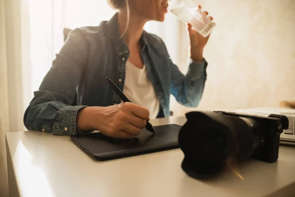 Young Woman Photographer Drinking Still Water Her Workplace — Stock Photo, Image