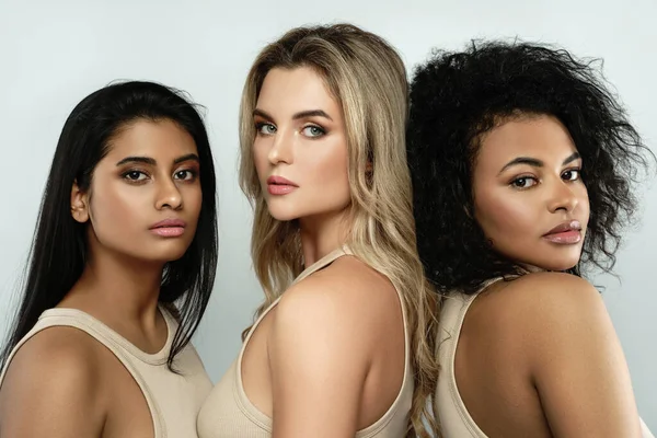 Πολυεθνική Ομορφιά Και Περιποίηση Δέρματος Ομάδα Όμορφων Γυναικών Διαφορετική Εθνικότητα — Φωτογραφία Αρχείου