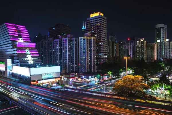 Bella Vista Della Moderna Città Notte Con Una Lunga Esposizione — Foto Stock