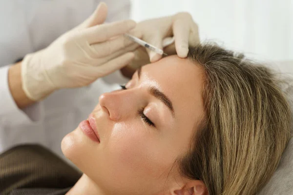 Weibliche Klientin Während Der Injektion Von Gesichtsfüllstoffen Einer Ästhetischen Medizinischen — Stockfoto