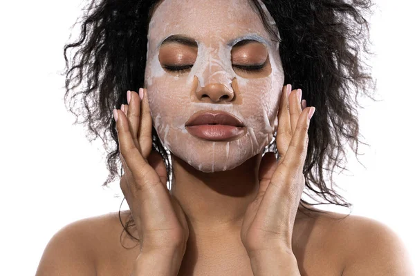 Vacker Svart Kvinna Med Slät Hud Applicera Ansiktsark Mask Vit — Stockfoto