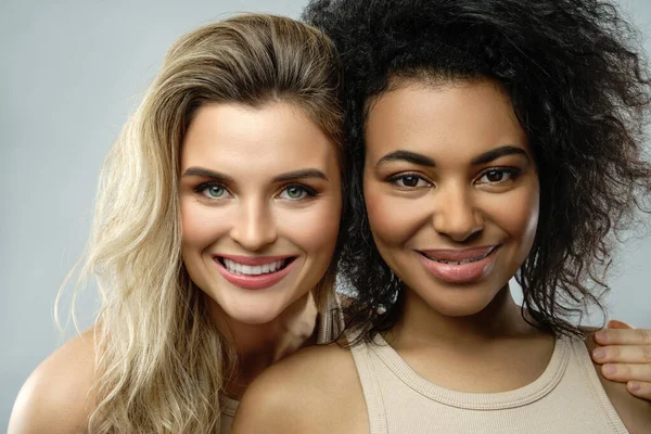 Retrato Mujeres Caucásicas Afroamericanas Conceptos Belleza Cuidado Piel Amistad Interracial — Foto de Stock