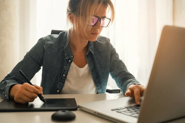 Joven Fotógrafa Retocando Fotos Usando Tableta Gráfica — Foto de Stock