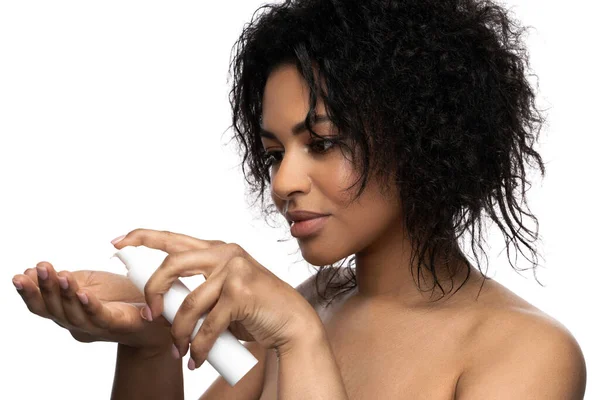 Mooie Zwarte Vrouw Met Een Gladde Huid Met Fles Reinigingsschuim — Stockfoto