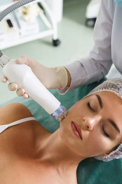 Doctor Beautiful Woman Client Radiofrequency Lifting Treatment Medical Aesthetic Clinic — Stock Photo, Image