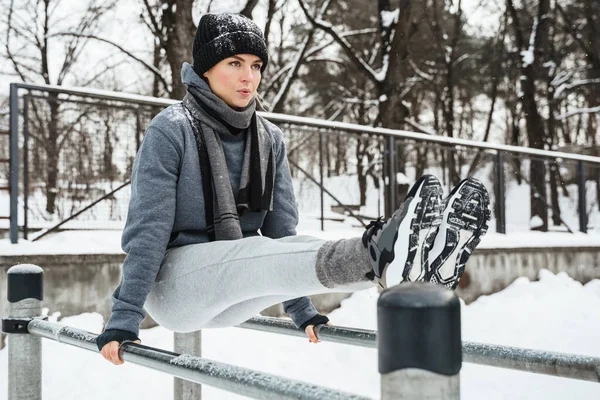 Νεαρή Αθλητική Γυναίκα Κατά Διάρκεια Του Χειμώνα Εξωτερική Προπόνηση Της — Φωτογραφία Αρχείου